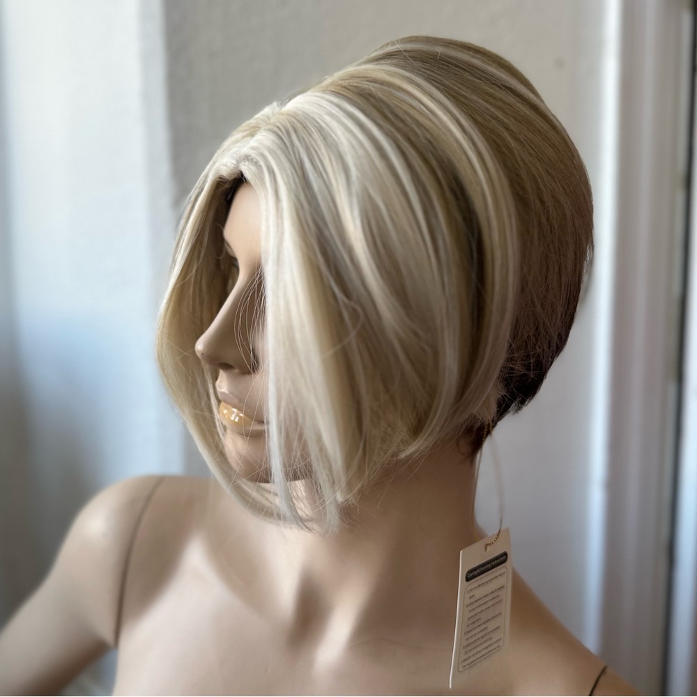 NWT Coraline Short Pixie Wig in Blonde